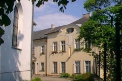 Pohled na farní budovu